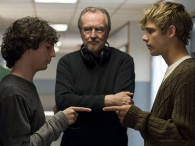 Wes Craven dirige i suoi attori sul set di My Soul to Take