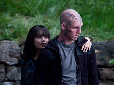 Pettyfer e Vanessa Hudgens in una scena