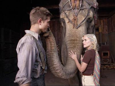 Reese Witherspoon e Robert Pattinson in Come l'acqua per gli elefanti