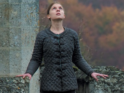 Clémence Poesy in Jeanne Captive