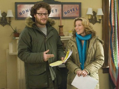 Seth Rogen ed Elizabeth Banks in una scena