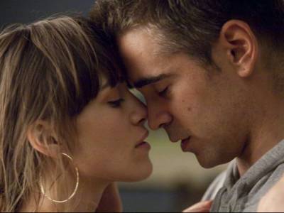 Keira Knightley e Colin Farrell in una scena romantica