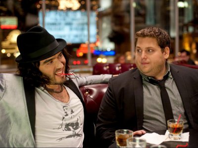 Russell Brand insieme a Jonah Hill in una scena