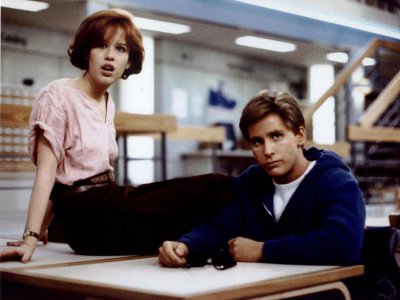 Molly Ringwald ed Emilio Estevez in una scena