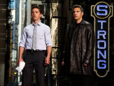 Shia LaBeouf e John Turturro in una scena