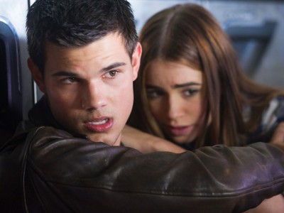 Taylor Lautner e Lily Collins in una scena del film