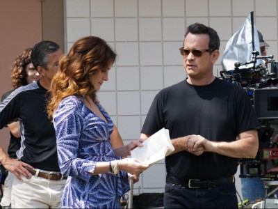 Tom Hanks dirige Julia Roberts sul set di Larry Crowne