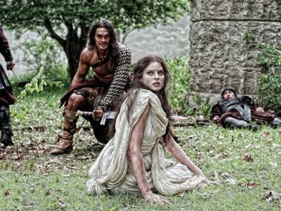 Rachel Nichols e Jason Momoa in Conan the Barbarian