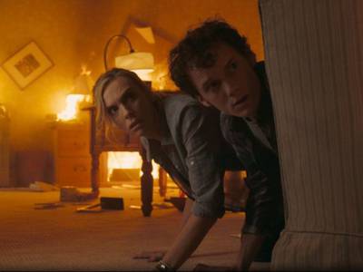Anton Yelchine Toni Collette in una scena