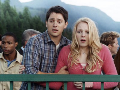 Nicholas D'Agosto e Emma Bell in una scena