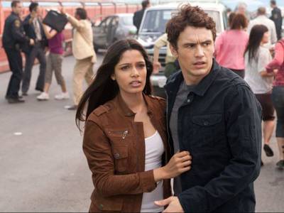 James Franco e Freida Pinto in L'alba del pianeta delle scimmie