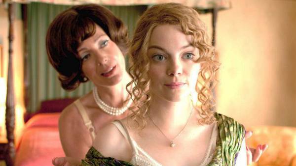 Allison Janney ed Emma Stone in una scena