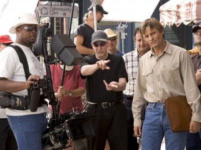 David Cronenberg dirige Viggo Mortensen sul set di A History of Violence