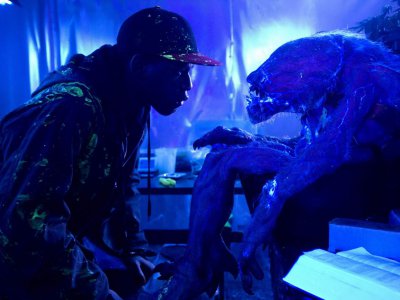Una delle simpatiche creature di Attack the Block. A destra, un alieno