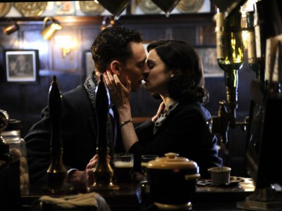 Tom Hiddleston e Rachel Weisz in The Deep Blue Sea