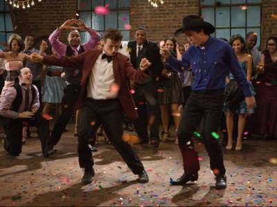 Kenny Wormald si esibisce in una scena di ballo