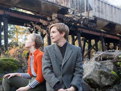 Mia Wasikowska e Henry Hopper in L'amore che resta