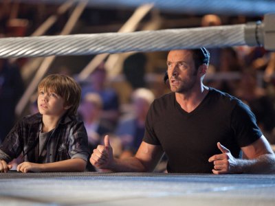 Hugh Jackman e Dakota Goyo in una scena