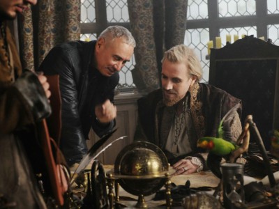 Roland Emmerich dirige Rhys Ifans in Anonymous