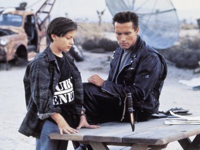 Edward Furlong e Arnold Schwarzenegger in Terminator 2