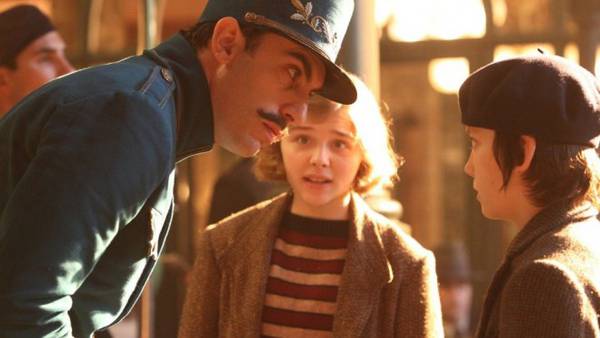 Sacha Baron Cohen, Asa Butterfield e Chloe Moretz in una scena di Hugo Cabret