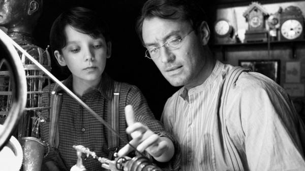 Asa Butterfield e Jude Law in Hugo Cabret