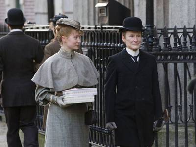 Glenn Close e Mia Wasikowksa in Albert Nobbs