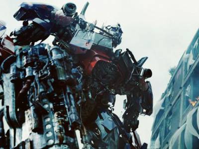 Michael Bay alla regia di Transformers 4, il prode Optimus Prime
