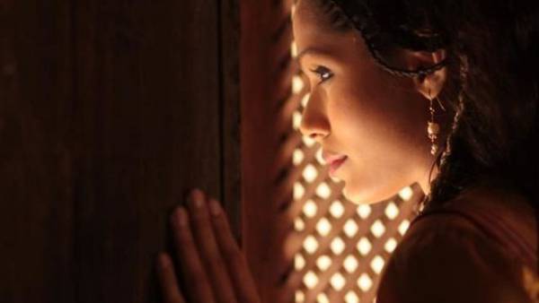 Il principe del deserto, incontro con Jean Jacques Annaud, Freida Pinto in una scena