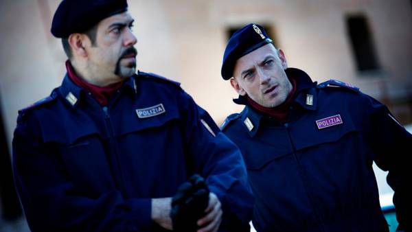 Recensione ACAB di Stefano Sollima. Favino e Nigro in una scena del film