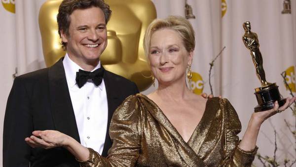 Oscar 2012 i vincitori The Artist Hugo Cabret. Meryl Streep vince l'Oscar premiata da Colin Firth