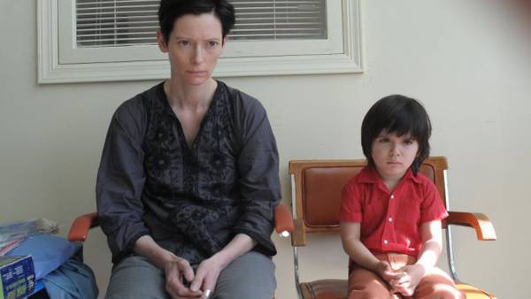 E ora parliamo di Kevin recensione Tilda Swinton - Tilda Swinton con il piccolo Rock Duer