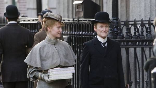 Albert Nobbs, recensione del film con Glenn Close - Glenn Close e Mia Wasikowksa in Albert Nobbs