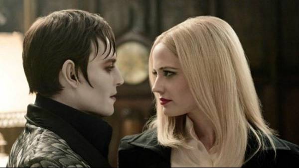 Eva Green bionda con Johnny Depp, foto di Dark Shadows - Depp con Eva Green nel film di Tim Burton
