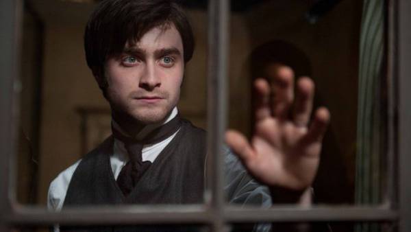 The Woman in Black con Daniel Radcliffe convince - Daniel Radcliffe in una scena
