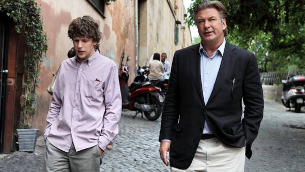To Rome With Love recensione Woody Allen Roberto Benigni. Eisenberg e Baldwin in una scena del film