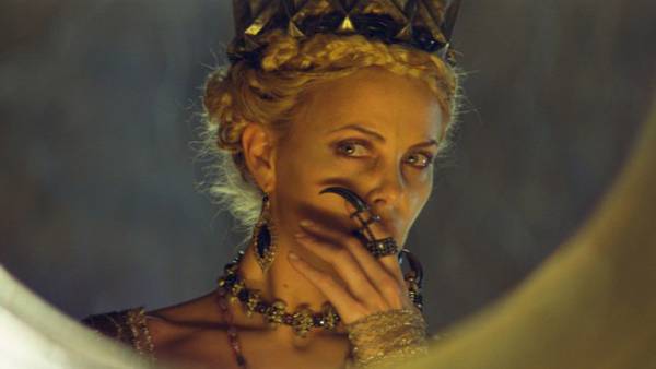 Biancaneve e il cacciatore recensione Kristen Stewart Charlize Theron