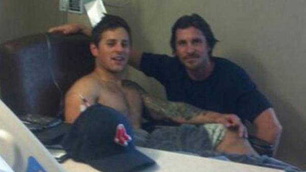 Christian Bale visita Aurora strage Batman Il cavaliere oscuro il ritorno - Carey Rottman e Christian Bale