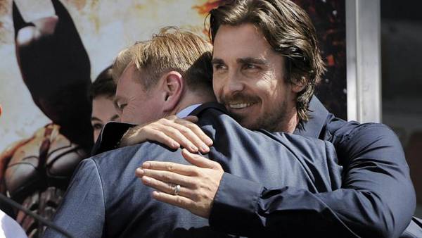 Il cavaliere oscuro Il ritorno Christopher Nolan Chinese Theatre Dickens - Un abbraccio tra Nolan e Bale