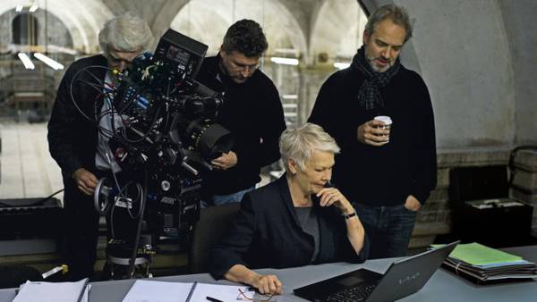 Skyfall 007 Sam Mendes Daniel Craig Dench Bardem Fiennes - Judi Dench con il regista Sam Mendes