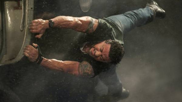 I mercenari recensione Stallone Statham Schwarzenegger Willis - Un pericoloso stunt per Sly