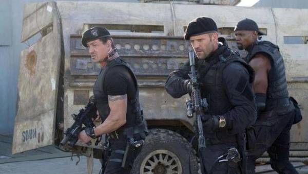 I mercenari 2 Expendables recensione Stallone Schwarzenegger Van Damme - Stallone con Statham e Crews