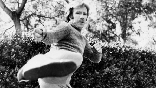 Chuck Norris calcio rotante