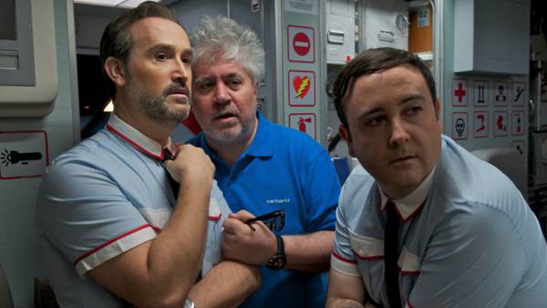 Almodovar gli amanti passeggeri papa sesso politica spagna