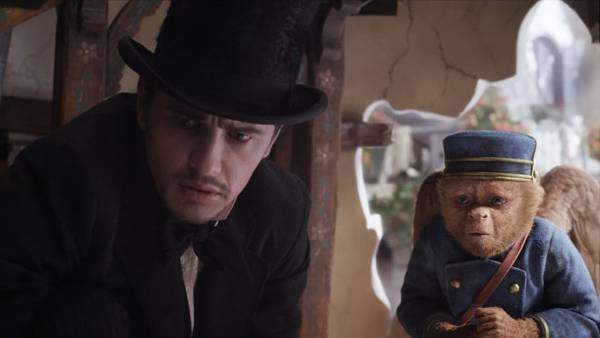 Il grande e potente Oz recensione Sam Raimi James Franco Mago di Oz - James Franco con la scimmia Finley