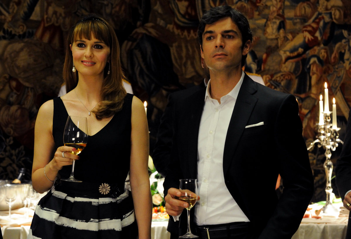 Paola Cortellesi e Luca Argentero in Un boss in salotto