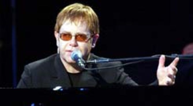 Il cantante Elton John