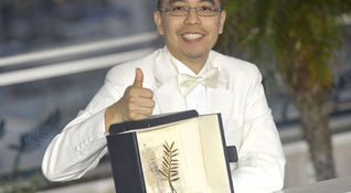 Festival di Cannes 2010: il regista Apichatpong Weerasethakul con la palma d'oro