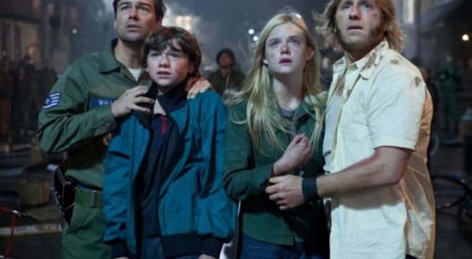 Super 8 - Kyle Chandler, Joel Courtney, Elle Fanning e Ron Eldard