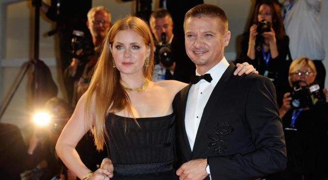 Amy Adams e Jeremy Renner